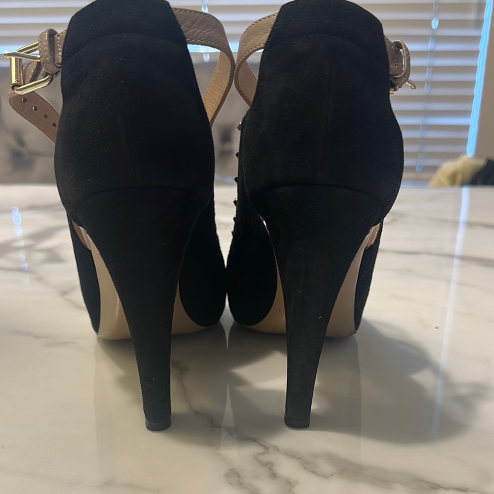Valentino Black and Tan Heels with Intricate Design - Picture 5 of 7